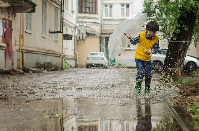 https://pixabay.com/photos/umbrella-puddle-kid-baby-kids-boy-2863648/